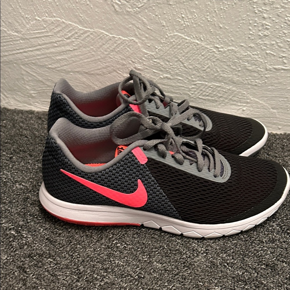 Nike Women's Black and Pink Sneakers